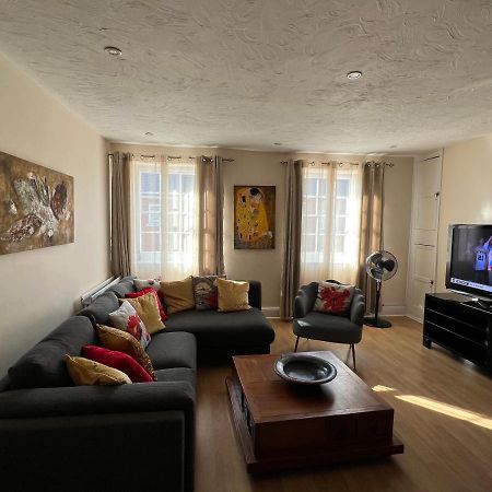 Stay In Yeovil Town Centre, Large 2 Bd Apt With Parking, Sleeps 4 מראה חיצוני תמונה