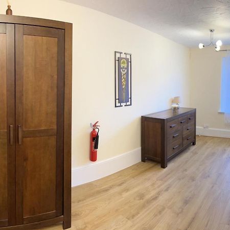 Stay In Yeovil Town Centre, Large 2 Bd Apt With Parking, Sleeps 4 מראה חיצוני תמונה