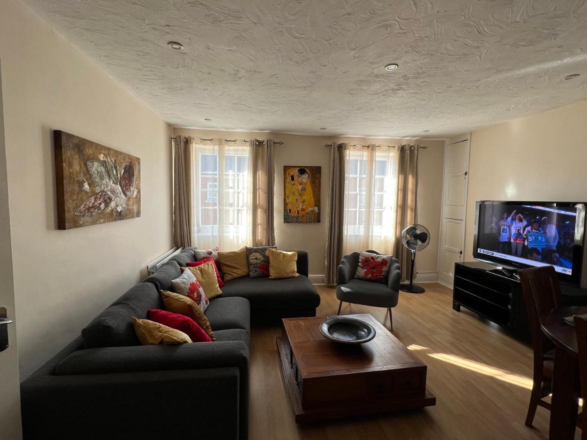 Stay In Yeovil Town Centre, Large 2 Bd Apt With Parking, Sleeps 4 מראה חיצוני תמונה