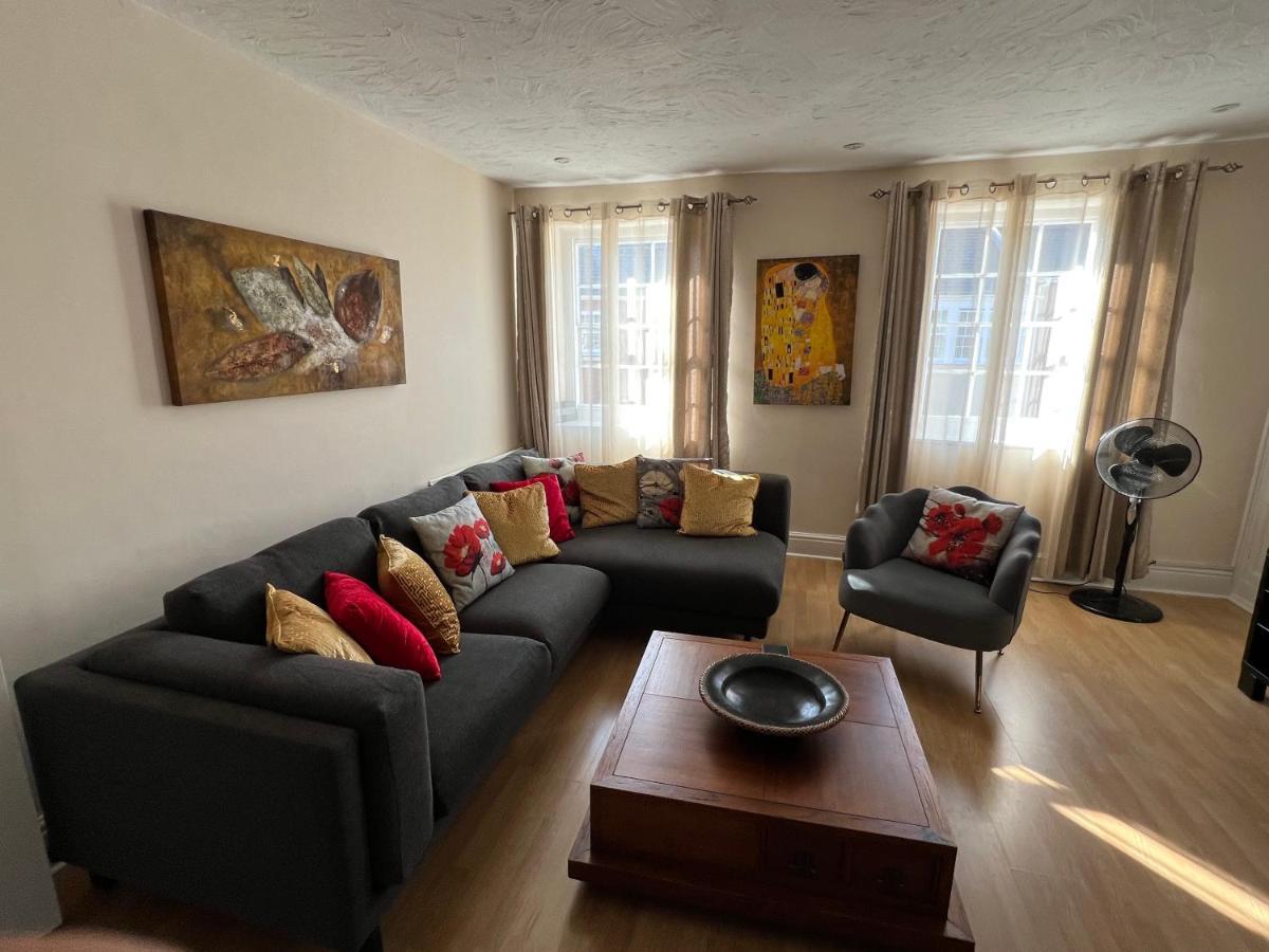 Stay In Yeovil Town Centre, Large 2 Bd Apt With Parking, Sleeps 4 מראה חיצוני תמונה