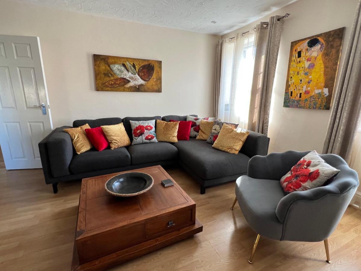 Stay In Yeovil Town Centre, Large 2 Bd Apt With Parking, Sleeps 4 מראה חיצוני תמונה