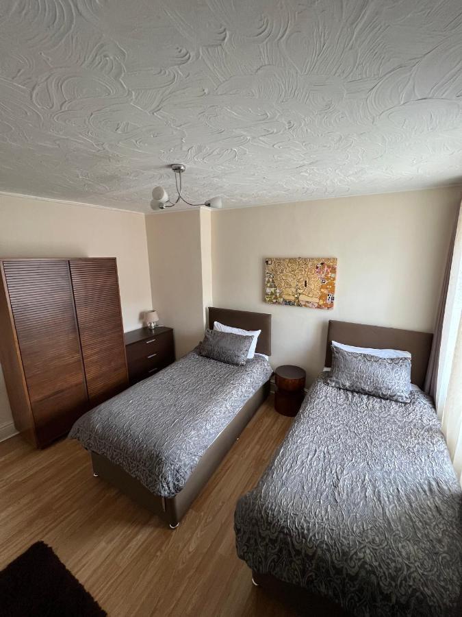 Stay In Yeovil Town Centre, Large 2 Bd Apt With Parking, Sleeps 4 מראה חיצוני תמונה