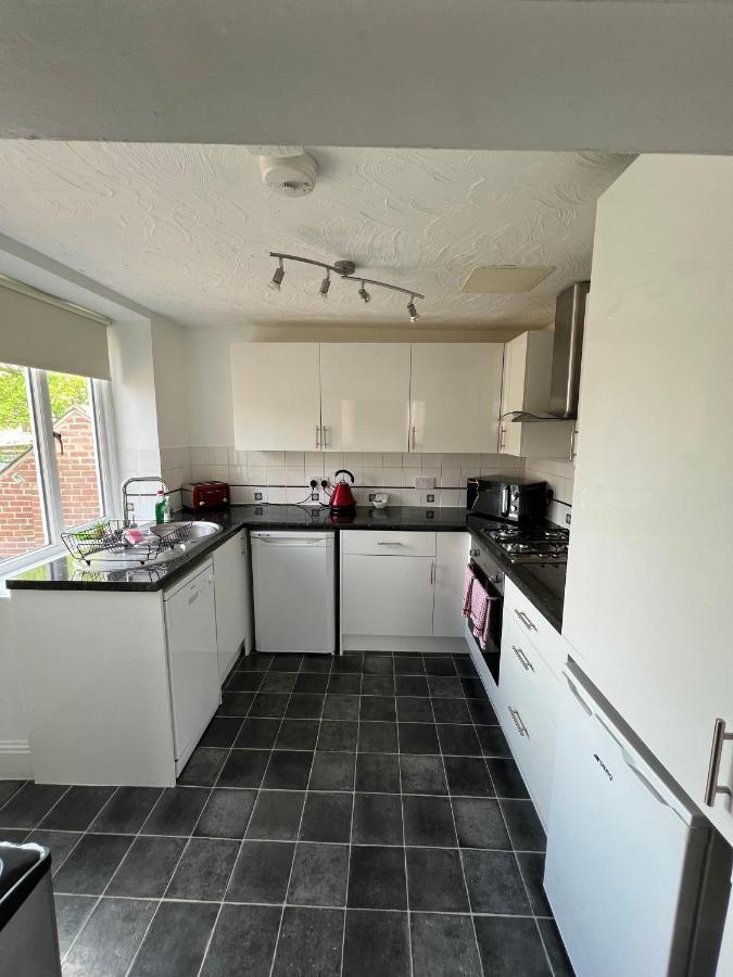 Stay In Yeovil Town Centre, Large 2 Bd Apt With Parking, Sleeps 4 מראה חיצוני תמונה