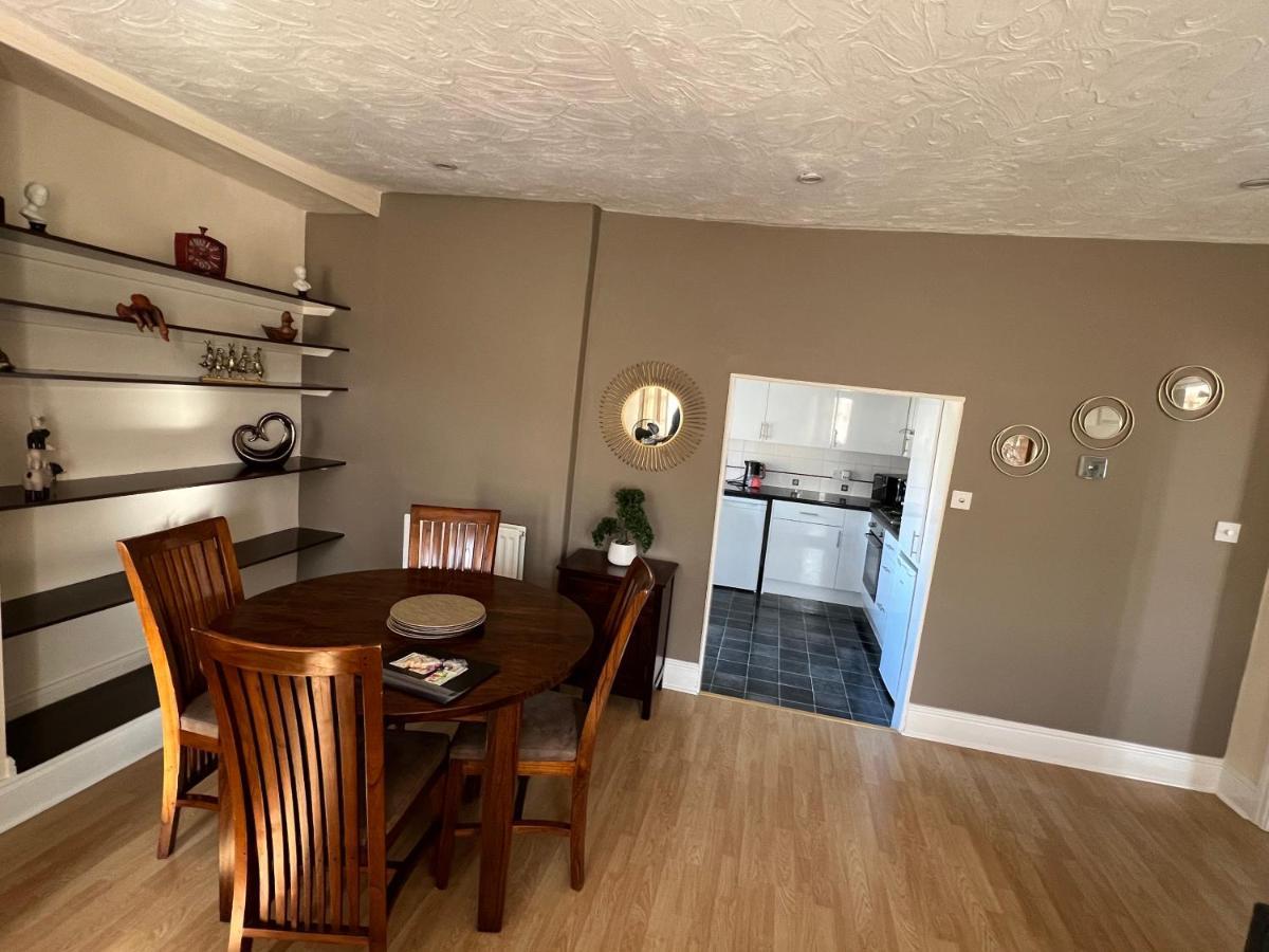 Stay In Yeovil Town Centre, Large 2 Bd Apt With Parking, Sleeps 4 מראה חיצוני תמונה
