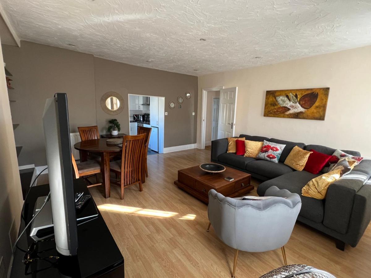 Stay In Yeovil Town Centre, Large 2 Bd Apt With Parking, Sleeps 4 מראה חיצוני תמונה