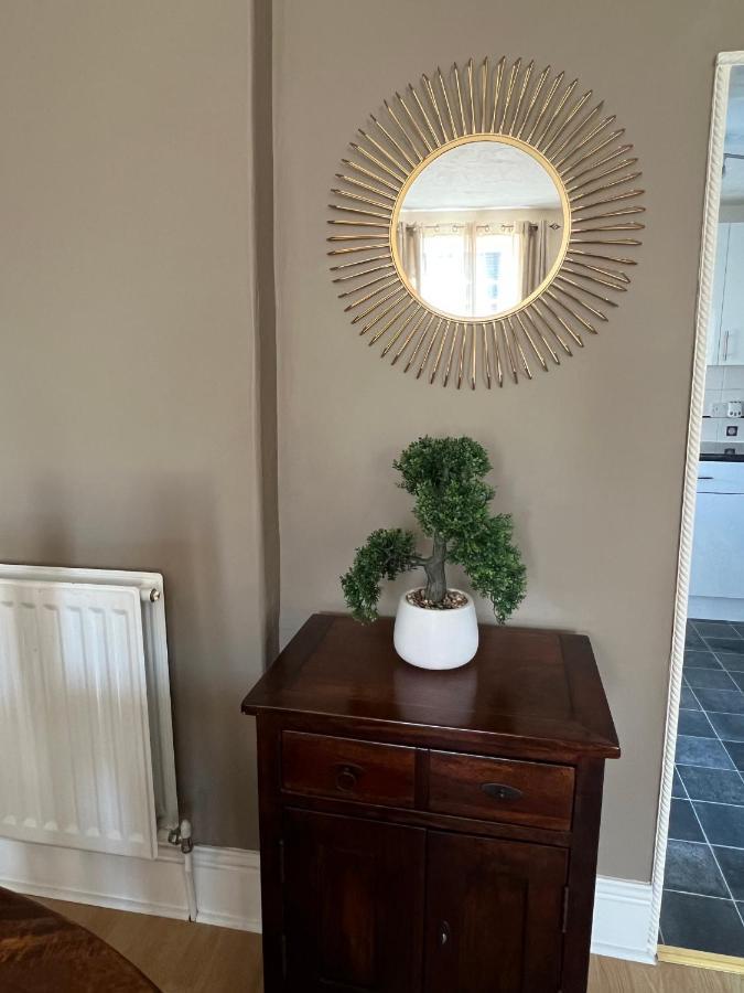 Stay In Yeovil Town Centre, Large 2 Bd Apt With Parking, Sleeps 4 מראה חיצוני תמונה