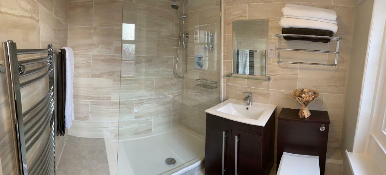 Stay In Yeovil Town Centre, Large 2 Bd Apt With Parking, Sleeps 4 מראה חיצוני תמונה