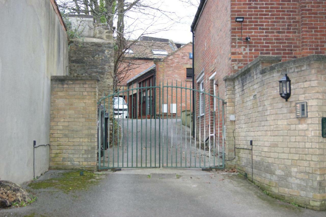 Stay In Yeovil Town Centre, Large 2 Bd Apt With Parking, Sleeps 4 מראה חיצוני תמונה
